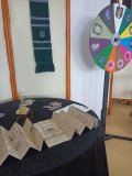 stanowisko z kołem fortuny – Tiarą Przydziału, na stole rozłożona magiczna mapa Hogwartu