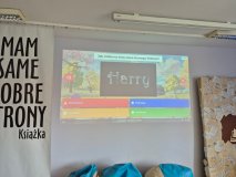 czytelnia biblioteki – projektor, na którym był wyświetlany quiz o Harrym Potterze
