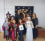 zdjęcie grupowe osób nagrodzonych w konkursie na najciekawsze przebranie w stylu bohaterów książek o Harrym Potterze