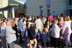 Uczniowie klas pierwszych, wraz z Rodzicami, podczas spotkania z Wychowawcami na Placu Słonecznym.