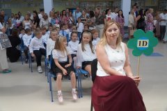 Wychowawca klasy 1D - pani Ilona Łydkowska, ze swoimi uczniami.