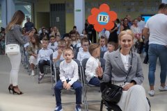 Wychowawca klasy E - pani Renata Głowacka, ze swoimi uczniami.