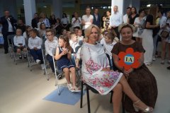 Wychowawca klasy 1A - pani Agnieszka Jaroszewska, oraz nauczyciel współorganizujący kształcenie – pani Karolina Gościniak, ze swoimi uczniami.