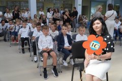 Wychowawca klasy 1C - pani Ewa Rudowska, ze swoimi uczniami.