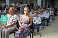 Wychowawca klasy 1B - pani Anna Kowalska, oraz nauczyciel współorganizujący kształcenie – pani Agnieszka Sołtysiak,  ze swoimi uczniami.