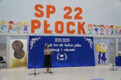 Konferansjer, pani Natalia Szwech, w czasie otwarcia uroczystości rozpoczęcia roku szkolnego 2024/2025.