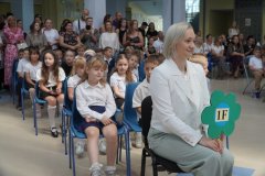 Wychowawca klasy F - pani Lidia Wróbel, ze swoimi uczniami.