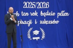 Przewodniczący Szkolnej Rady Rodziców –pan Przemysław Zieliński, podczas swojego wystąpienia.