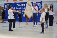 Przedstawiciele klas pierwszych w trakcie uroczystości ślubowania na sztandar Szkoły.