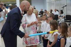Dzieci klasy 1A podczas pasowania na Pierwszoklasistów.