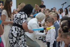 Dzieci klasy 1F podczas pasowania na Pierwszoklasistów.
