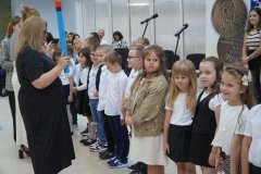 Dzieci klasy 1E podczas pasowania na Pierwszoklasistów.