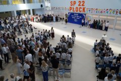 Społeczność szkolna, oraz przybyli na uroczystość Goście, w trakcie odśpiewywania hymnu narodowego, w obecności Sztandaru Szkoły.
