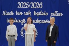 Uczniowie klas czwartych witający młodszych kolegów.