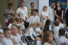 Uczniowie klas czwartych witający młodszych kolegów.