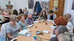 Wolontariusze wspólnie z seniorami śpiewają piosenki patriotyczne i biesiadne. Podczas śpiewania korzystają ze śpiewników.