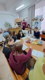 Wolontariusze wspólnie z seniorami śpiewają piosenki patriotyczne i biesiadne. Podczas śpiewania korzystają ze śpiewników.