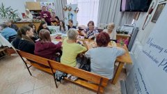 Wolontariusze wspólnie z seniorami śpiewają piosenki patriotyczne i biesiadne. Podczas śpiewania korzystają ze śpiewników.