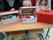  Uczestnicy Koła Samorządu uczniowskiego rozpakowują trzy kolorowe pudełka z walentynkami, ozdobione serduszkami, wypełnione różnorodnymi kartkami. 