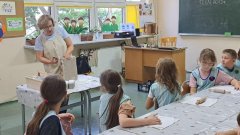 Pani Joanna zdradzająca tajniki pracy z gliną.