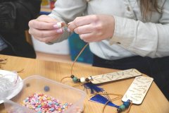Tworzenie zawieszek do kluczy i torebek- nawlekanie koralików na sznurek.