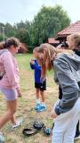 Uczniowie naszej szkoły biorący udział w zajęciach w terenie, przed spacerem do lasu.