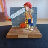 Miniaturowa scenografia – na drewnianym podeście, na tle szarego muru stoi lis w czerwonej czapce z saksofonem w dłoniach, ilustracja do cytatu o kreatywności z książki „Droga artysty” Julii Cameron.