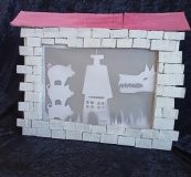 Miniaturowa scenografia – teatr cieni do bajki „Trzy świnki” Braci Grimm.