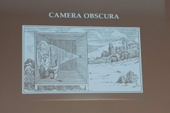 Ilustracja przedstawia czarno – biały rysunek camery obscura.
