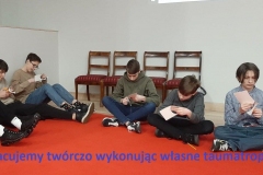 Uczniowie wykonują własne taumatropy.