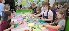 Uczniowie klas drugich przygotowują i rozdrabniają warzywa, krojąc je na mniejsze części. Będą one stanowiły ważny element przygotowanych przez nich warzywnych wrapów.