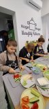 Chłopcy rozdrabniają i kroją wybrane przez siebie warzywa, które będą stanowiły składnik przygotowywanych przez nich warzywnych wrapów.