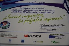Na zdjęciu widać dyplom z napisem „Jesteś zwycięzcą, bo podjąłeś wyzwanie” z podpisami i logotypami sponsorów wydarzenia sportowego.