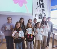 Grupa uczniów stoi w bibliotece na jasnym tle, w rękach trzymają Dyplomy Uznania za udział w akcji Wieża Wyzwań Czytelniczych realizowanej w ramach NPRCz 2.0.