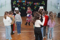 Grupa uczniów ustawiona w dwóch rzędach do konkurencji. W tle napis Wiosenne Trele Morele. 