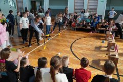 Uczniowie biorą udział w konkurencji polegającej na celnym strzale piłeczką, z wykorzystaniem kija do hokeja, do  pudełka przypominającego sylwetkę króliczka. 