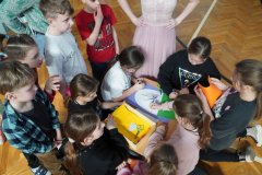 Grupa uczniów wykonuje z materiałów plastycznych pracę  "Co się  wykluje z jajka?".