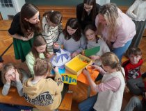 Grupa uczniów wykonuje z materiałów plastycznych pracę  "Co się  wykluje z jajka?".