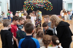 Grupa uczniów wykonuje pracę plastyczną.