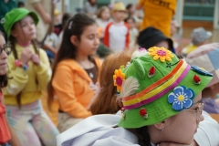 Grupa uczniów wykonuje pracę plastyczną.