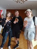 Drużyna szkolna pozuje z preclami przed rozpoczęciem gry miejskiej Deutsch in Płock.