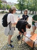 Uczniowie naszej szkoły rozwiązują zadanie przed Domem Darmstadt podczas gry miejskiej Deutsch in Płock.  