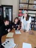 Uczniowie naszej szkoły rozwiązują zadanie w bibliotece Domu Darmstadt podczas gry miejskiej Deutsch in Płock.