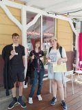Drużyna szkolna podczas gry miejskiej z języka niemieckiego pozuje z lodami przed lodziarnią Familijną, która była jednym ze sponsorów.