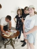 Uczniowie naszej szkoły otrzymują punkty za prawidłowe rozwiązanie zagadek w Muzeum Mazowieckim.
