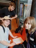 Uczniowie naszej szkoły rozwiązują zadanie w Nowym Kinie Przedwiośnie podczas gry miejskiej Deutsch in Płock.