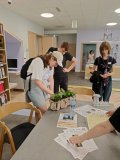 Uczniowie naszej szkoły rozwiązują zadanie w Mediatece podczas gry miejskiej Deutsch in Płock.