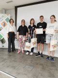 : Laureaci drugiego miejsca - drużyna naszej szkoły w składzie Zosia Wiktorowska, Maja Janus oraz Adam Celmer pozują z nagrodami obok przedstawicieli Organizatorów gry miejskiej Deutsch in Płock.