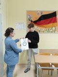 Uczeń Adam Korba, który zajął trzecie miejsce w konkursie Deutschmeister, odbiera nagrodę z rąk nauczycielki języka niemieckiego pani Katarzyny Oziemblewskiej.
