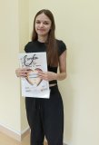 Laureatka drugiego miejsca w konkursie Deutschmeister Natasza Bejger pozuje z dyplomem.